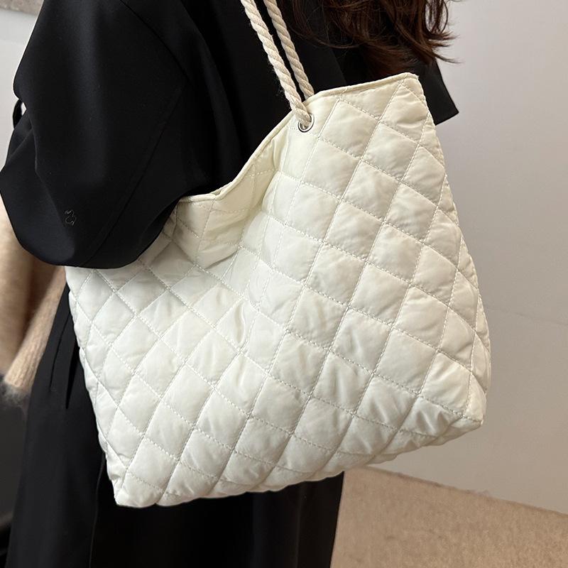 Large Capacity Tote Bag for Women Autumn and Winter New Fashion Diamond Shoulder Bag for Women Simple Fashion Underarm Bag for Women