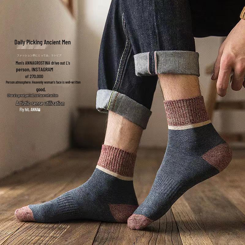 Men's Japanese Retro Colorblock Mid-Calf Socks - Breathable, Odor-Resistant, Sweat-Absorbent for Spring and Autumn.
