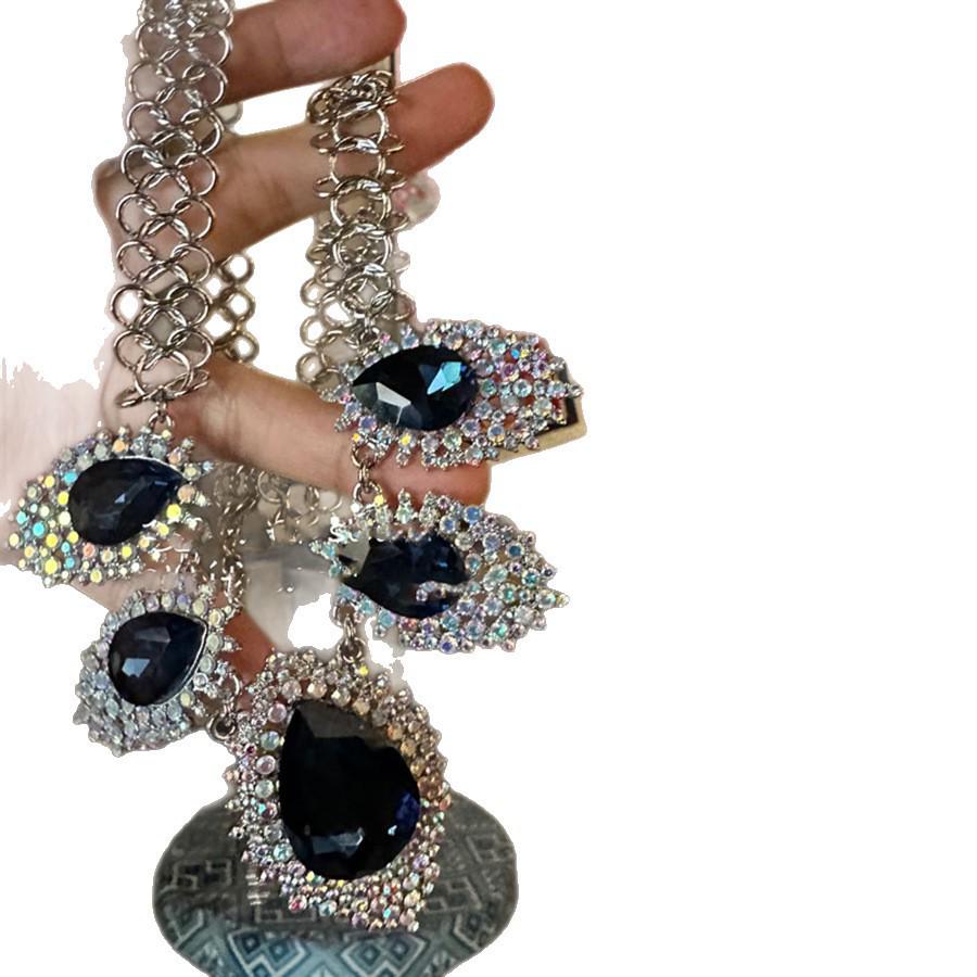 Retro Vintage Rhinestone Geometric Water Drop Necklace: Luxurious, High-End Clavicle Chain with Individualistic, Fashionable Design for Women