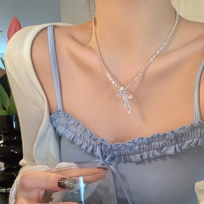 Brogan-style Necklace with Bow-shaped Pendant, Elegant Accessory for Women, High-end, Lightweight, Exclusive and Niche Neck Chain.