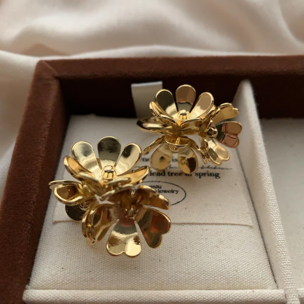 Beautiful Retro Light Luxury High Sense French Three-Dimensional Petal Metal Flower Earrings Temperament Light Luxury Stud Earrings Women