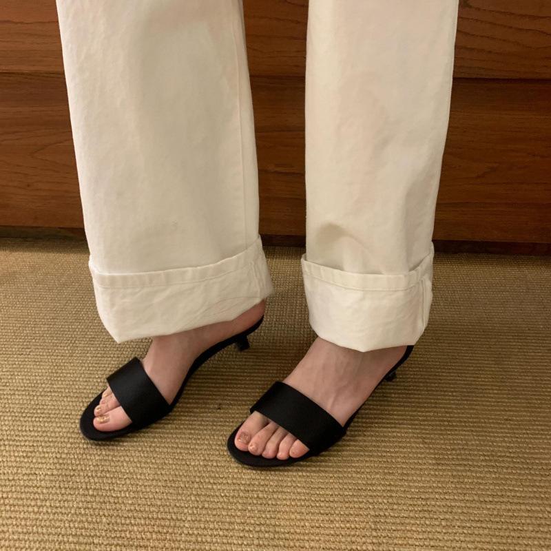 One-word open-toed sexy kitten and slippers women wear commuter satin low-heeled slippers