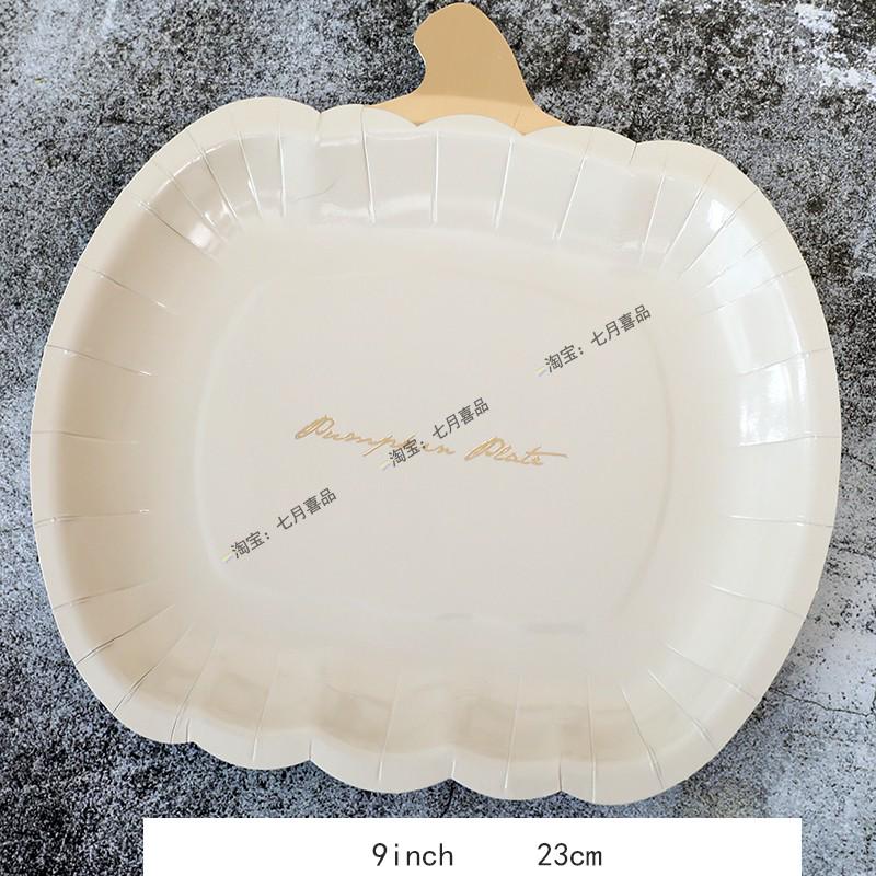 Zestaw zastawy stołowej na imprezę tematyczną Halloween: Obrus dyniowy, Talerzyki i kubki jednorazowe