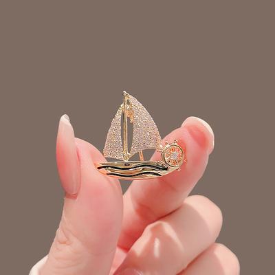 Een Kleine Zeilboot Broche met Een High-end Niche en Upscale Gevoel Een Soepel Zeilende Pin met Anti-glare Sluiting