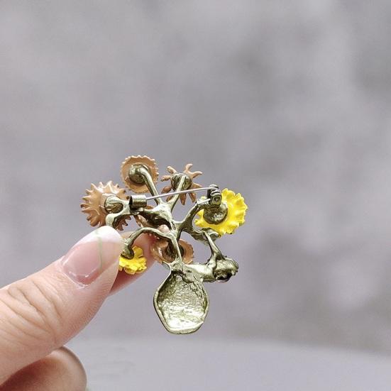Sunflower Bouquet Shape Brooch with Shiny Rhinestones Flower Plant Pin Suit Lapel Badge Clothing Accessories Wedding Gift