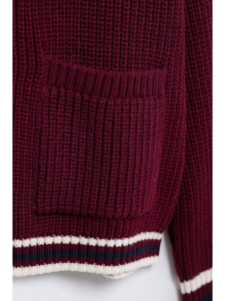 Dámský kardigan s výstřihem do V na jaro 2025 ve streetovém stylu