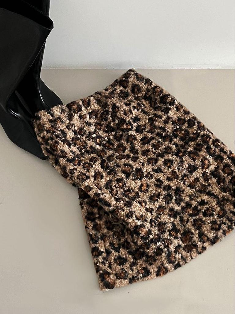 LUXI Women's Slim Leopard Print Plush Circle Skirt - American Retro Style, Winter Hip-Hugging Short Skirt.