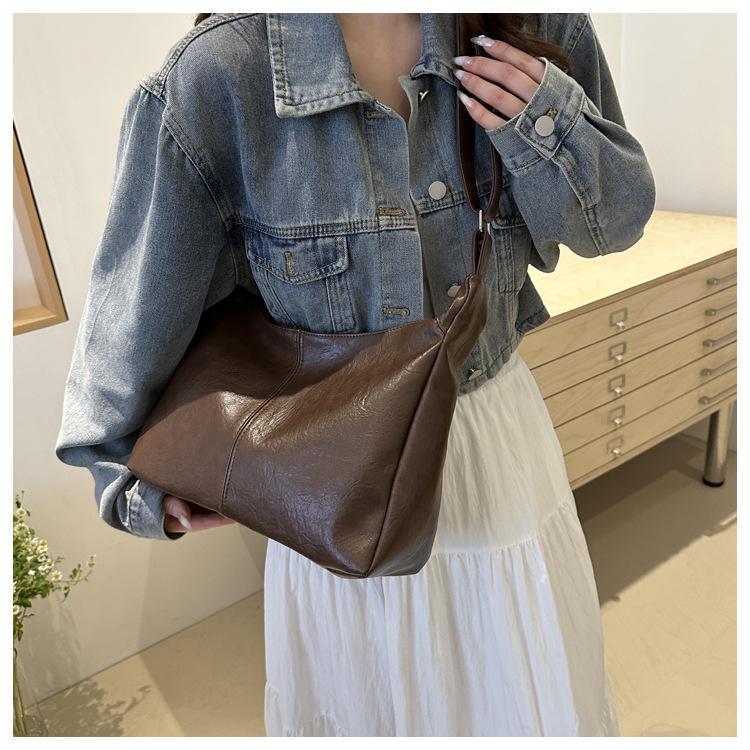 Women's Large Capacity Tote Bag: Fashionable, Casual, and Functional Shoulder Messenger for Work and Commute CLE