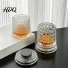 Lustiges Whiskey-Trinkglas Geschenk für Papa Dreht sich mit LED-Licht 260ml Geprägter drehbarer Tumbler Vatertagsgeschenk Geschenk für Weinliebhaber Papa