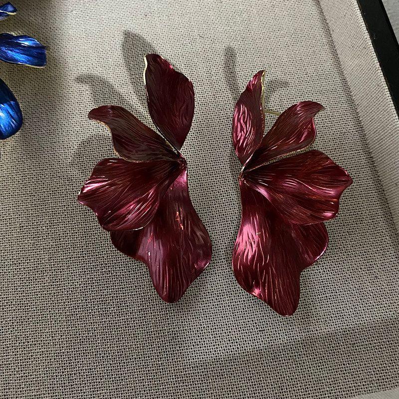 

American Style Earrings with a Light Luxury and High-End Feel, Featuring Elegant White Floral Metal Design, Unique and Beautiful Earrings/Ear Clips Red Ear Needle Style