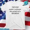 Unterschätze niemals die Macht einer Frau T-Shirt Unisex T-Shirt