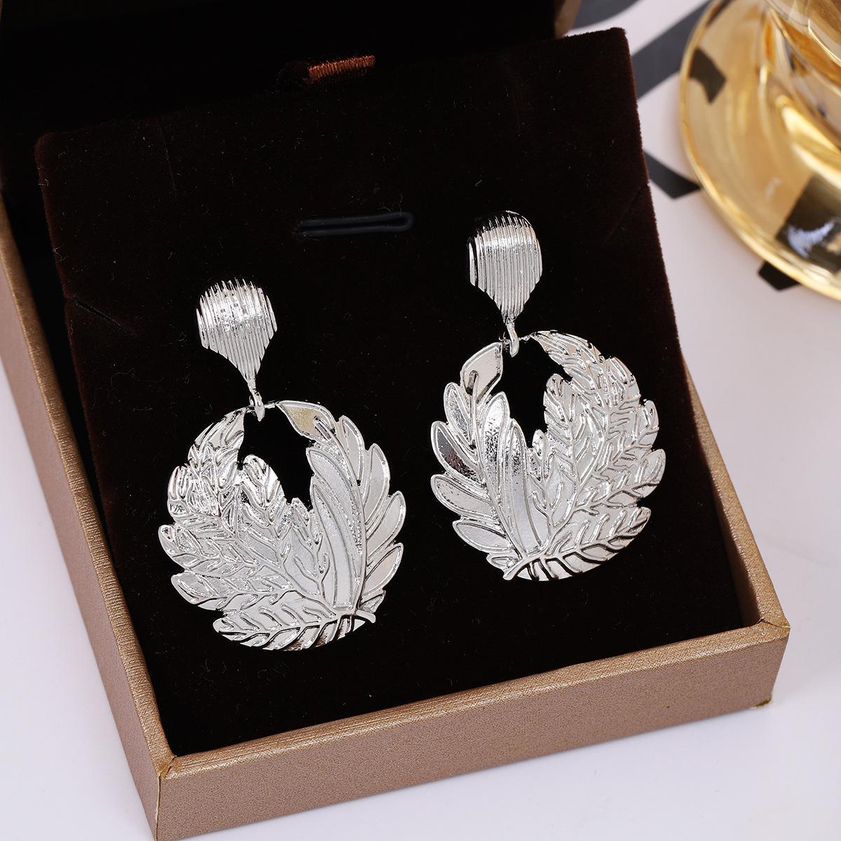 

Изысканные серьги с узором в виде листьев для женщин с холодным ветром и драматическим темпераментом серебряный