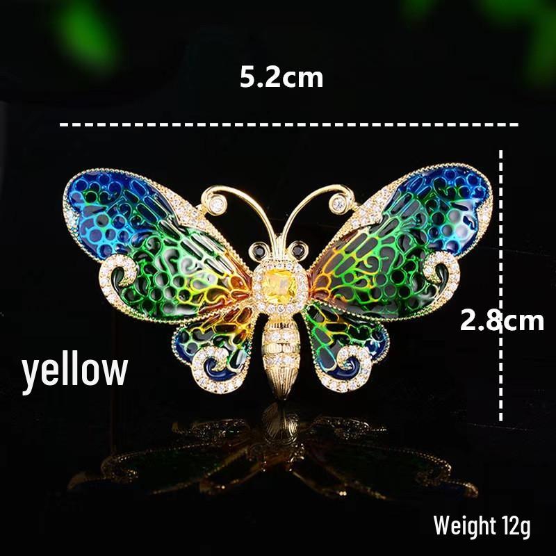 

Элегантный красный значок на лацкан в виде цветка розы с замком мира, прямоугольником из бриллиантов и животным мотивом.