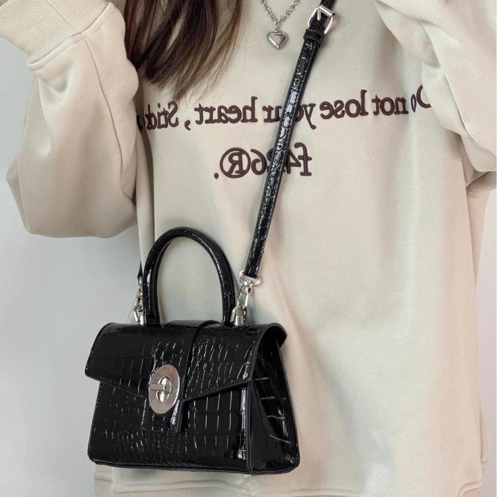 Sweet and Cool Spice Girl Crocodile Pattern Patent Leather Bag, High-end Texture Portable Small Square Bag 2025 New Locomotive Messenger Bag Woman