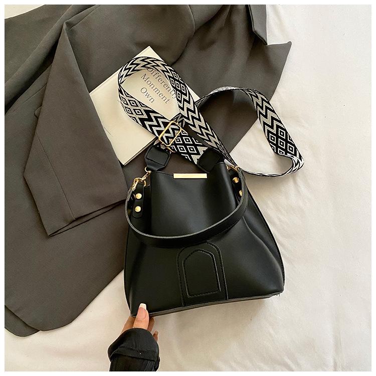 Premium bag women's bag 2025 popular new trendy fashion versatile bucket bag wide shoulder strap messenger bag