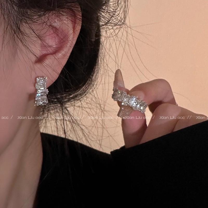 

High-end, Exquisite Zirconia Earrings and Stud Earrings with Unique Design Elements for A Niche Look. срібний