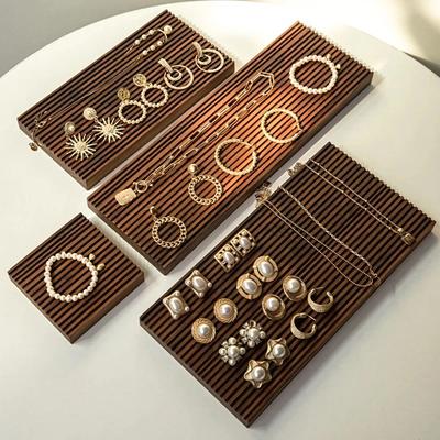 Kreatywny uchwyt na kolczyki z orzecha włoskiego Retro luksusowy design Solidny drewniany stojak na biżuterię Prezentacja na żywo Rekwizyty do strzelania Biżuteria Tło wyświetlacza artystycznego