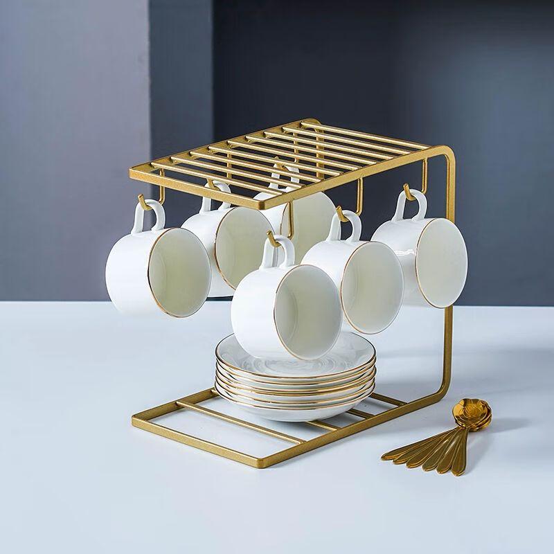 Kaffeetassenset aus Keramik mit goldenem Rand und Ständer