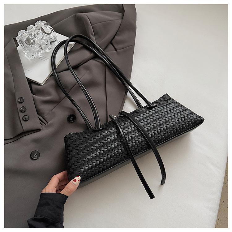 

Niche design woven bag 2025 new high-end light luxury shoulder handbag commuter large-capacity baguette bag чёрный