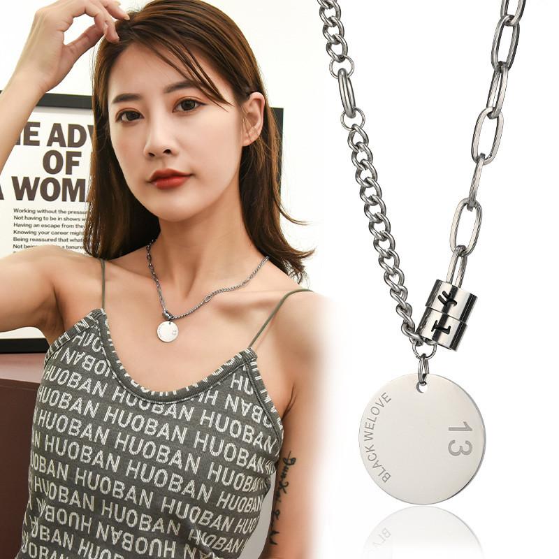 Snygg Minimalistisk Titanstål 1314 Bokstav Rund Hänge Halsband För Kvinnor