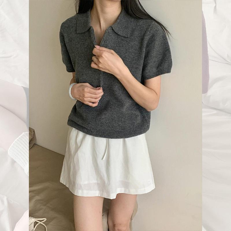 Een Dun Polo Shirt met Een Kraag, Gebreid Kortmouwig Shirt, en Een Uniek Top met Halve Rits voor Dames in de Zomer
