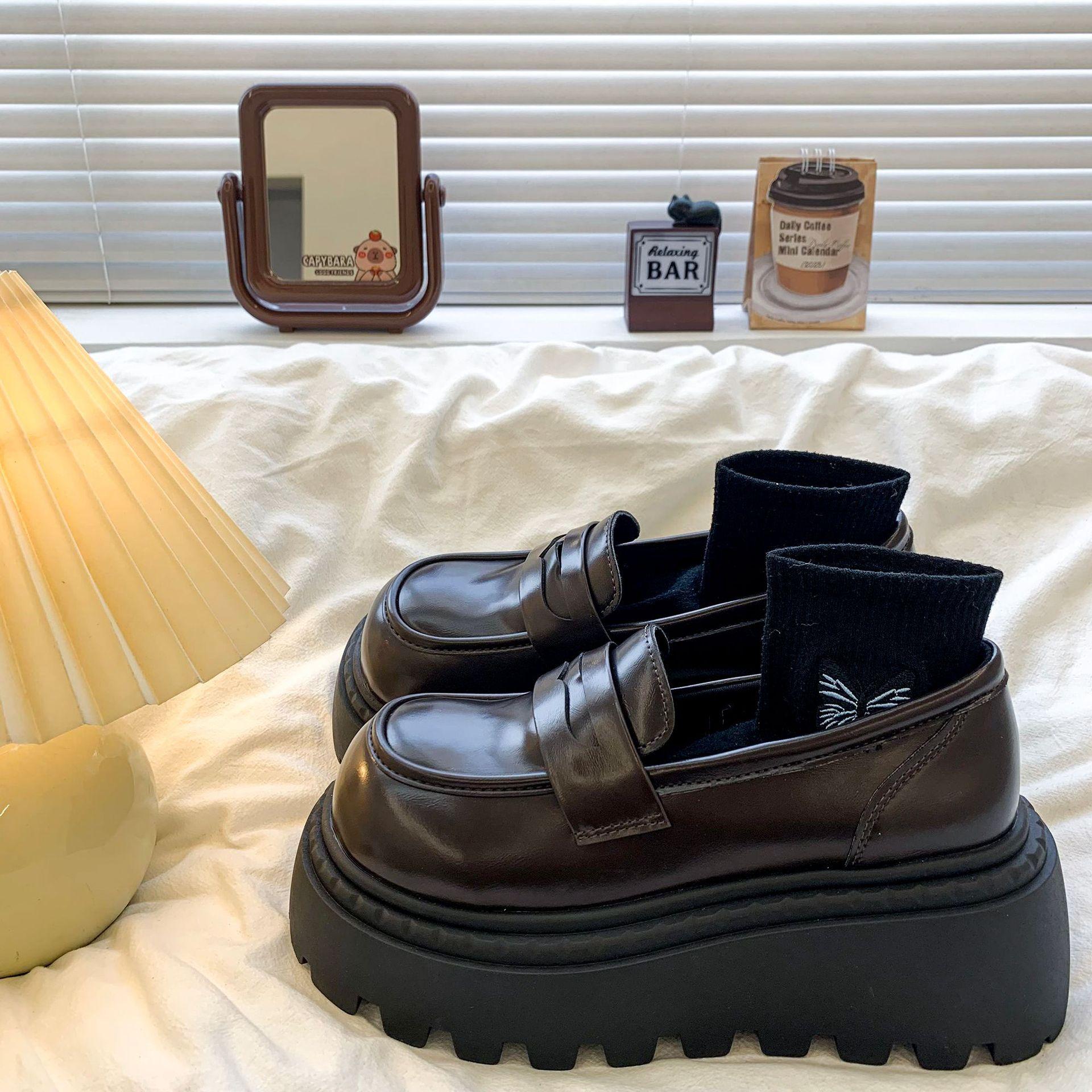 

Женские лоферы на платформе 2025 новые популярные короткие музыкальные повышают высоту британский стиль маленькие кожаные туфли, черные туфли-однопедальки 40 коричневый