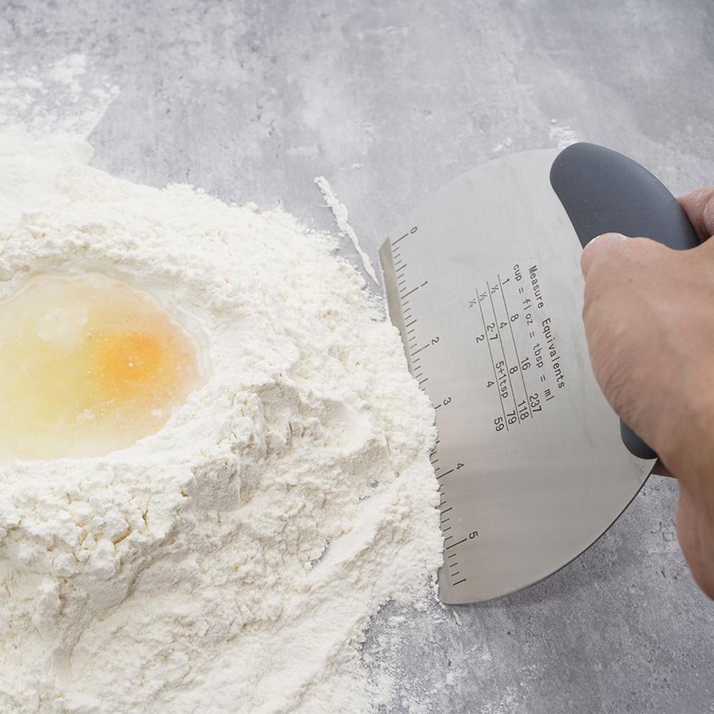 1 Stück Mehrfarbiges Schneidemesser aus Edelstahl mit Skala Mehlteig-Schneidemesser Silikongriff Schneidemesser Backwerkzeuge