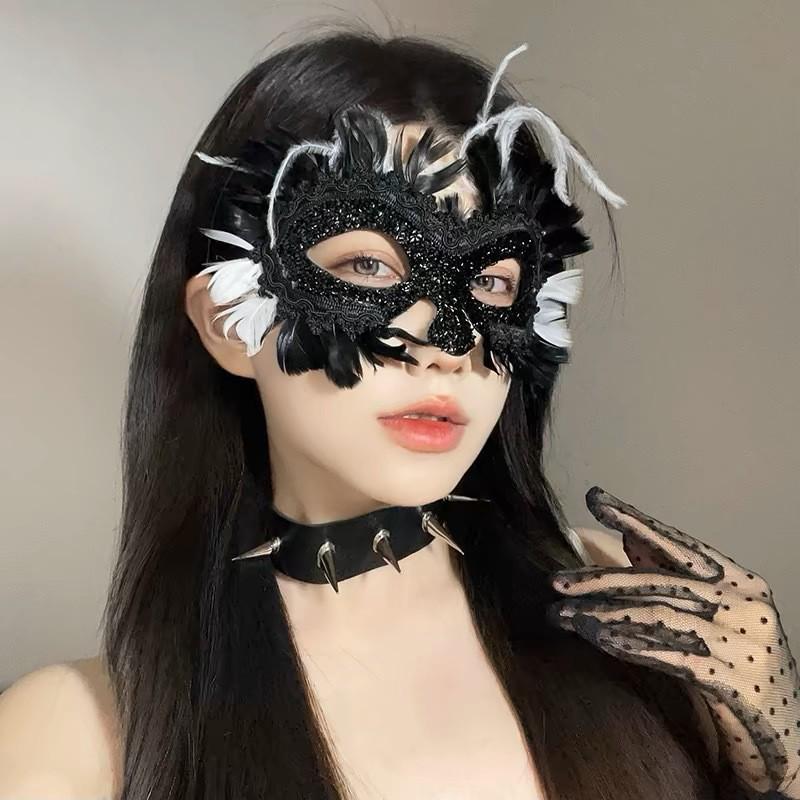 Sexy Spitzen-Halbmaske mit Federn - Halloween-Make-up Maskerade-Party-Accessoire