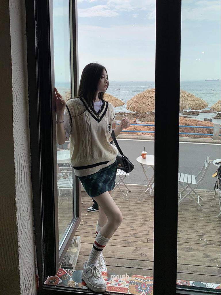 Women's College-Style Knitted Vest: Trendy Spring/Fall Layered Sleeveless Sweater