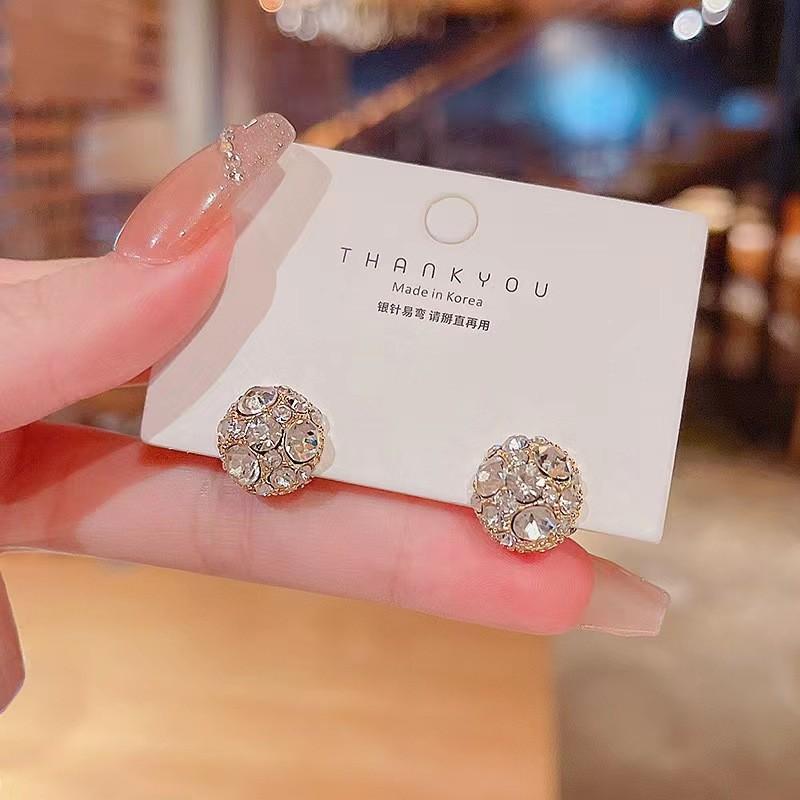 Japanese and Korean wind magnet earrings full of diamond earrings female, creative Internet celebrity without ear clips