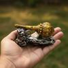 Bajrangbali Gada Zierstück für Heimtempel, Armaturenbrett und Schreibtisch | Goldene Hanuman Gada Harzstatue