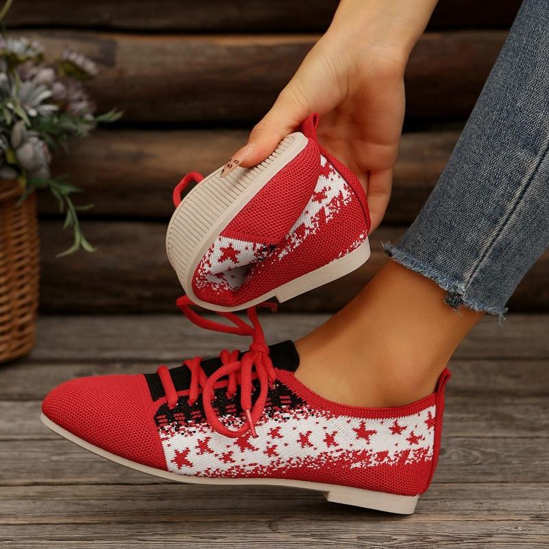 A Large-sized, Breathable, Two-tone, Front-lacing, Lightweight Sports Shoe for Women