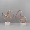 Metallskulptur Marmorsockel Geometrische Goldlinie Statue Wickelornamente Dekorative Figuren Heimdekorationszubehör