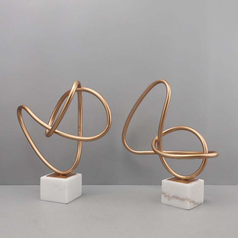 Metallskulptur Marmorsockel Geometrische Goldlinie Statue Wickelornamente Dekorative Figuren Heimdekorationszubehör