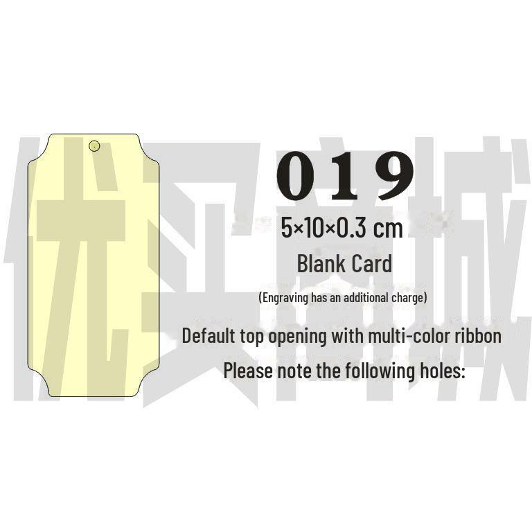 Gravovaná dřevěná karta s přáním s prázdnou visačkou a závěsnou cedulkou