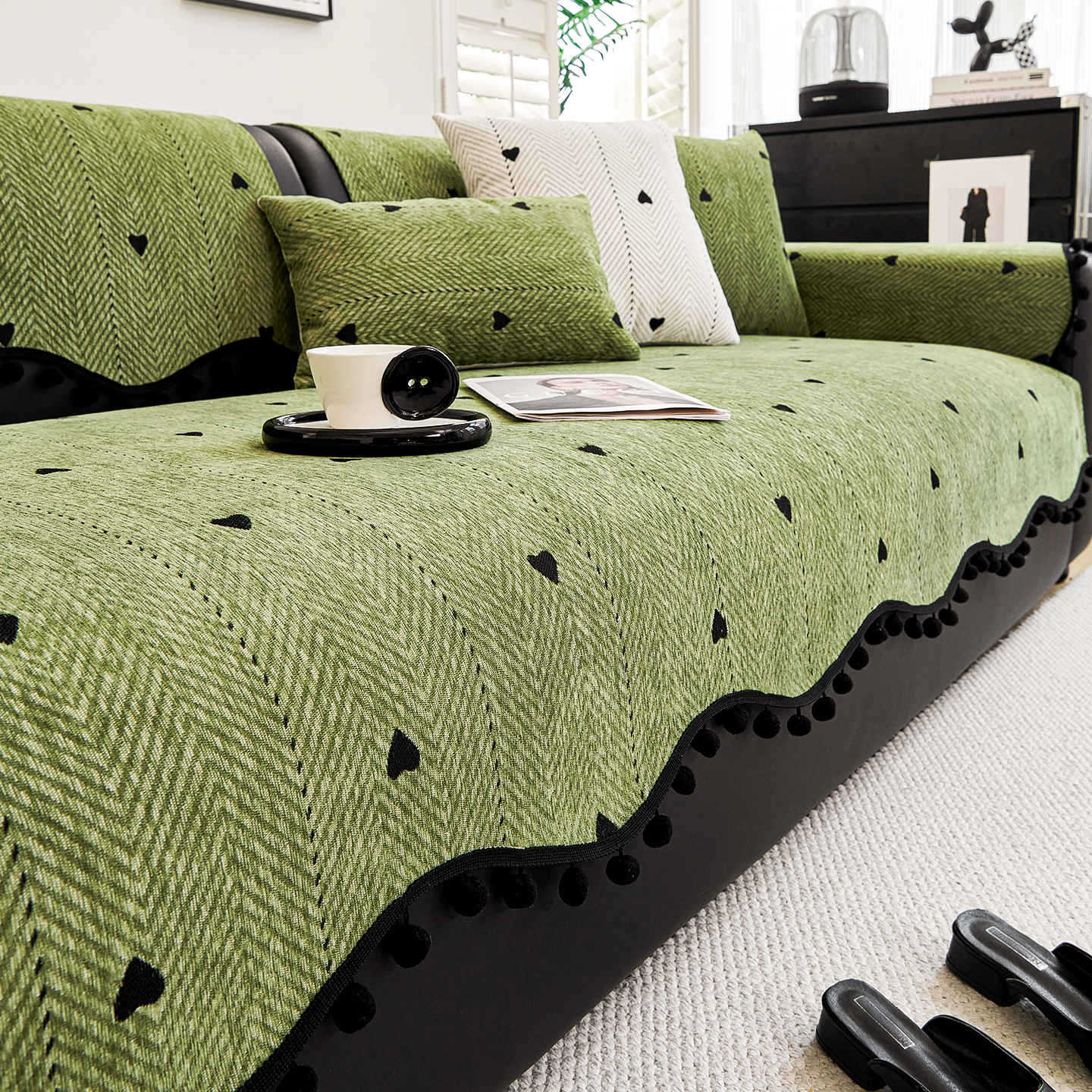 

2025 new chenille straight-breasted leather sofa cushion, universal fixed non-slip in all seasons, advanced sense, one-piece seat cushion 70 * 70cm (can be used as armrest and backrest)