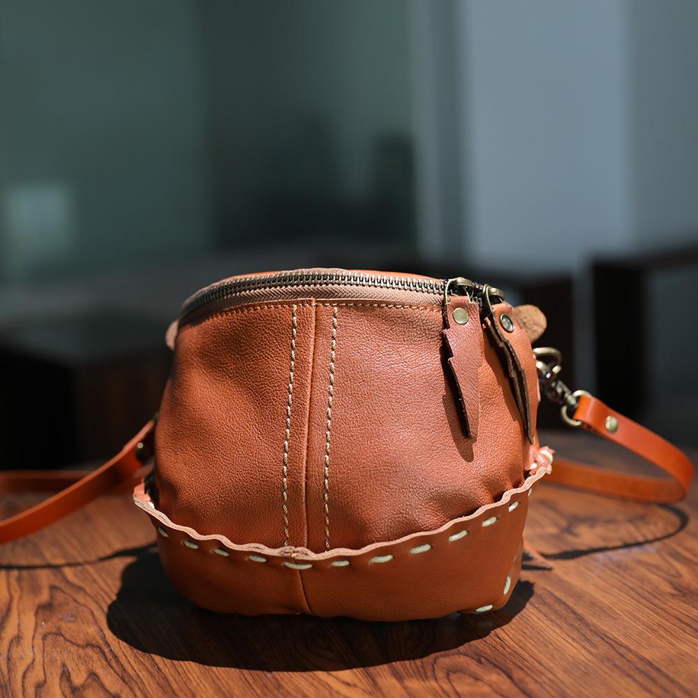 

Handcrafted Retro Top-grain Cowhide Women s Saddle Bag Genuine Leather Single-room Crossbody Brushed Women s Designer Luxury Bag 20X8X19CM коричневый