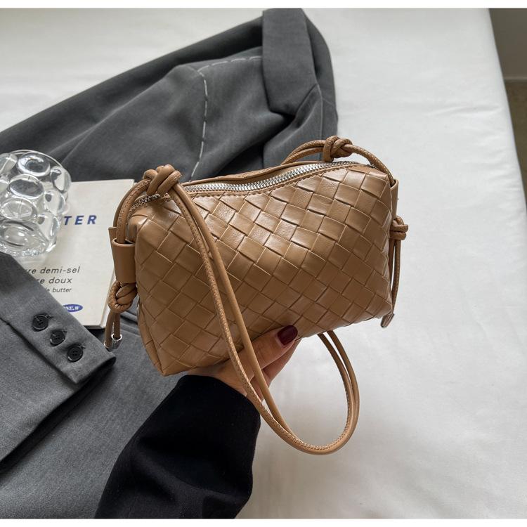 

Premium sense woven small square bag women s 2025 summer new retro shoulder messenger bag simple casual pillow bag хакі