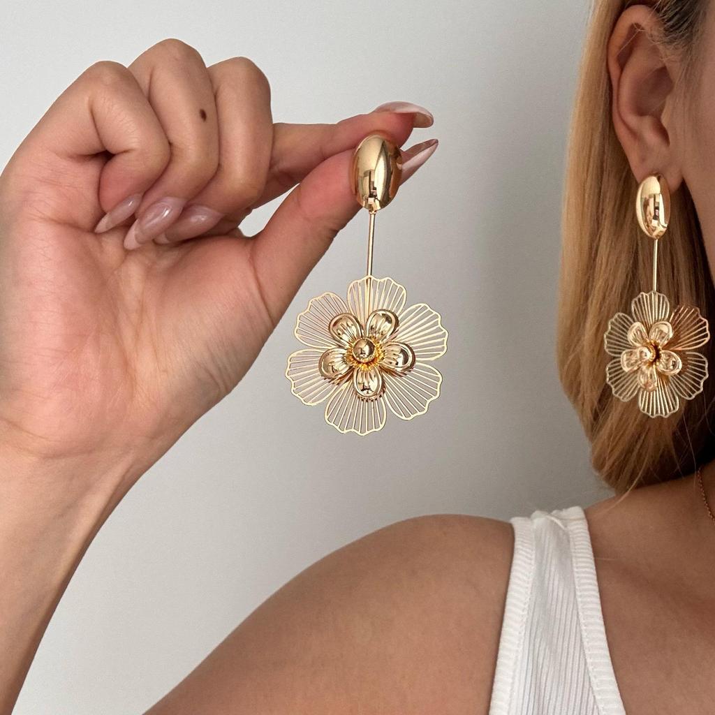 European & American Stylish Irregular Flower Stud Earrings for Women's Elegant Personality