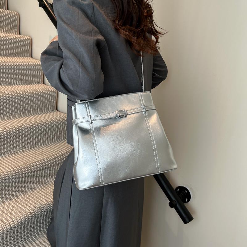 This year's popular bags, bucket bags, large-capacity women's 2025 new retro versatile spring and summer shoulder bags