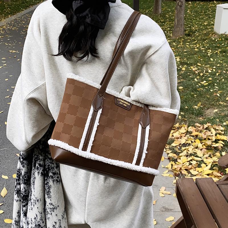 Autumn and winter plush bag commuter tote bag women's 2025 new fashion popular shoulder bag large capacity hand bag