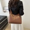 Retro commuting texture 2025 casual large capacity popular this year Korean version temperament underarm tote shoulder bag women's bag