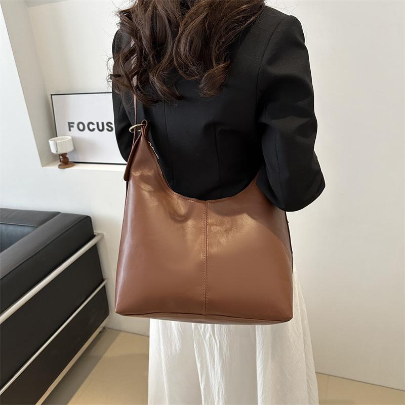 Retro commuting texture 2025 casual large capacity popular this year Korean version temperament underarm tote shoulder bag women's bag