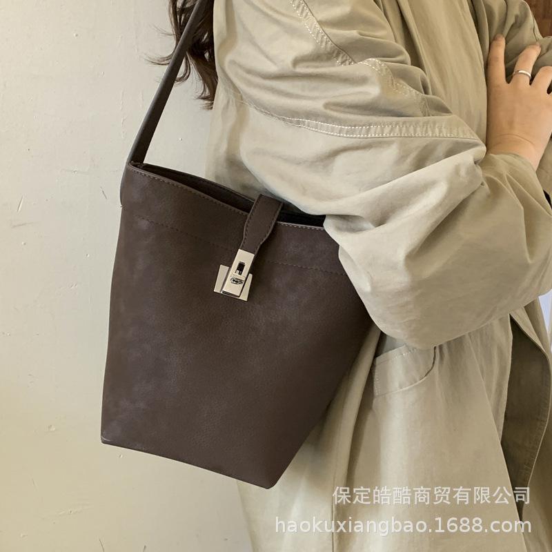 Premium sense retro matte bag women's 2025 new commuter versatile shoulder underarm bag portable tote bucket bag