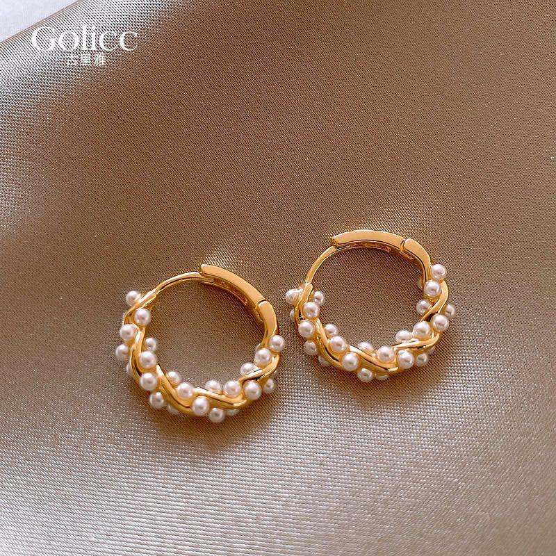 2025 New Arrival Best Selling Accessible Luxury Fancy Pearl Circle Ear Clip Earrings Female Elegant Ear Studs Niche Style Unique Earrings