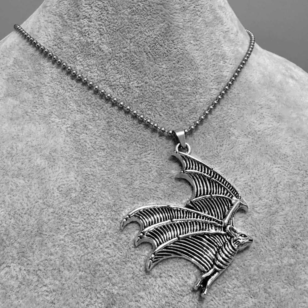 Gothic Punk Sliver Color Flying Vampire Bat Animal Pendant Bead Chain Necklace for Women Men Halloween Party Personality Jewelry