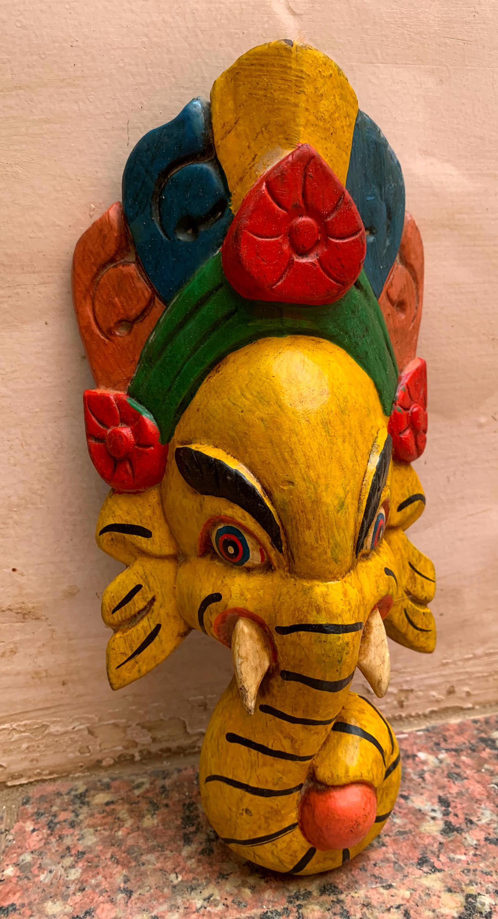 

Маска слона из дерева ручной работы: Красочный бохо декор для стен 16” X 8” X 24” (l x w x h) разноцветный