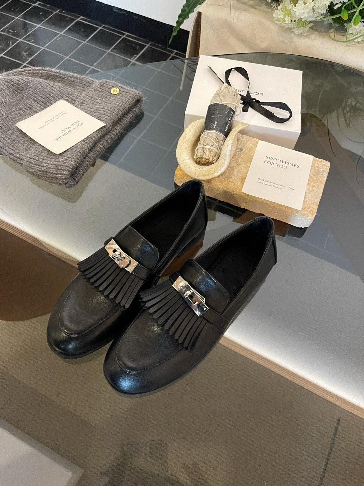 Ретро британские лоферы женские на плоской подошве однотонные универсальные с кисточкой металлическая пряжка обувь-кепка JK средние однотонные туфли 39 3550₽