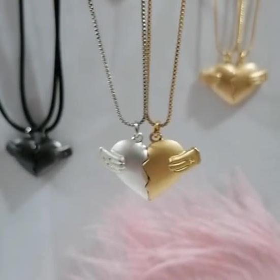 1 Pair Heart-Shaped Pendant Matching Necklace with Magnet Alloy Comfortable Wear Couples Necklace for Daily Wear