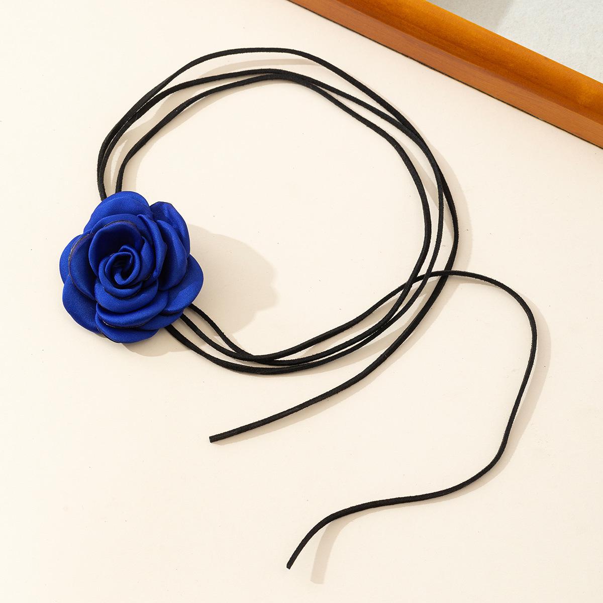 

Бархатное колье-чокер ручной работы с цветочным узором и подвеской в виде розы синий